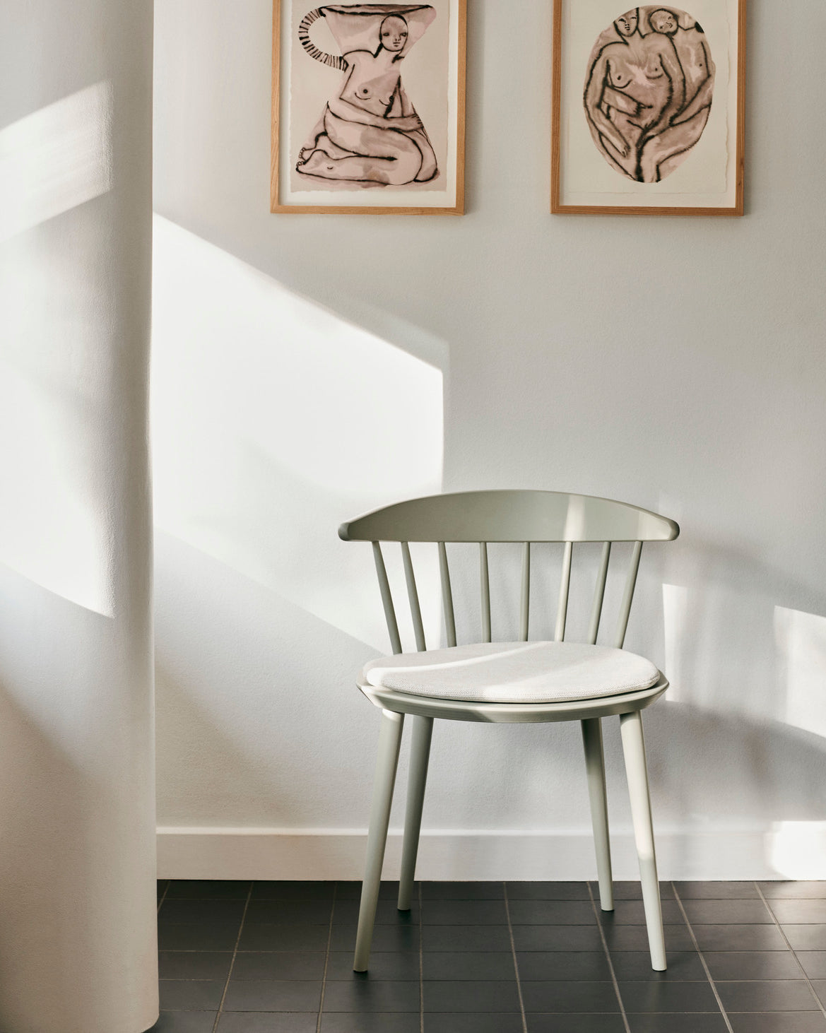Sedia in legno J104 Hay Warm Grey in salotto