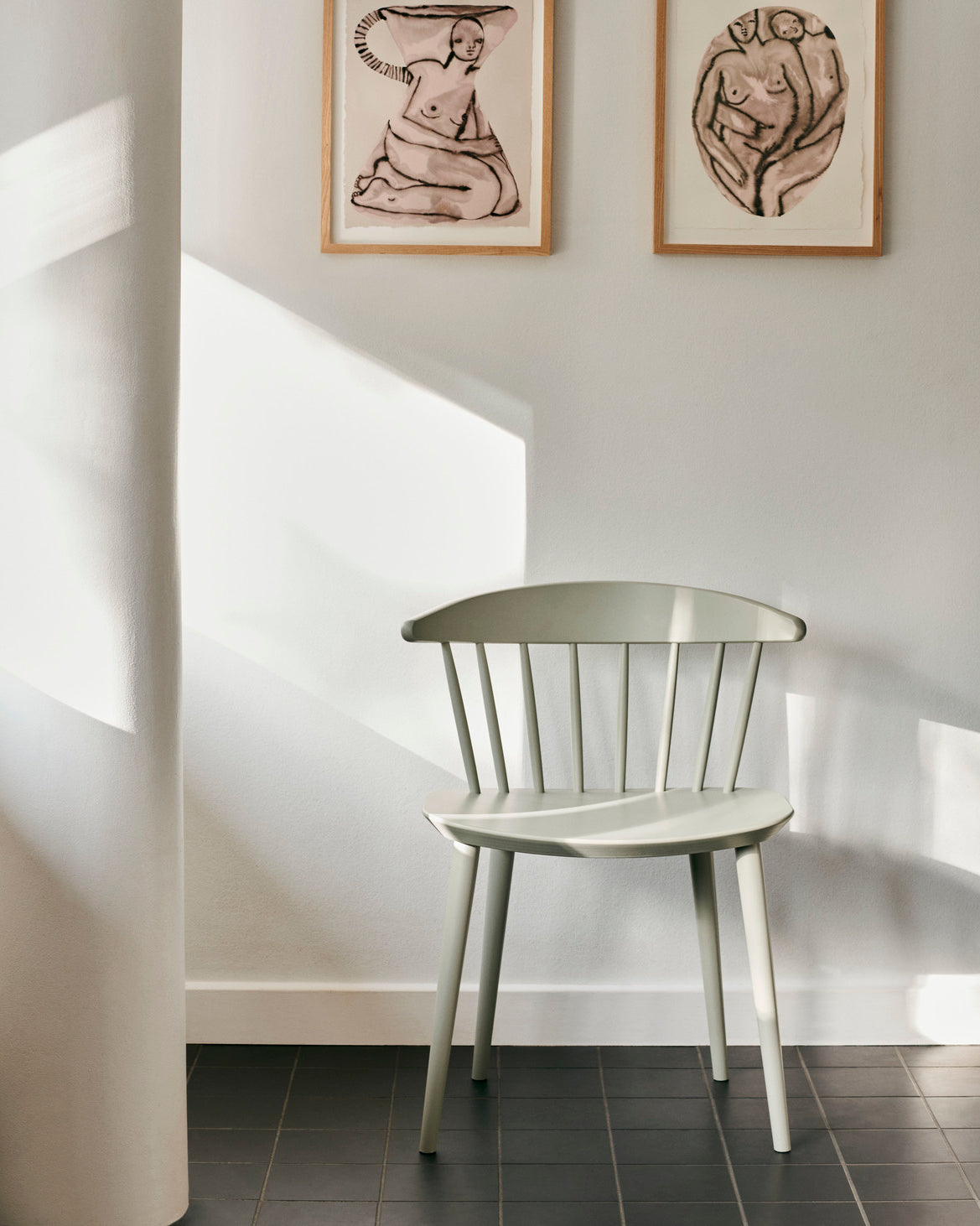 Sedia in legno J104 Warm Grey sotto ai quadri