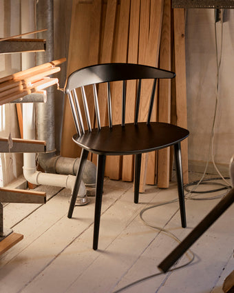 Sedia in legno J104 Hay Black in studio