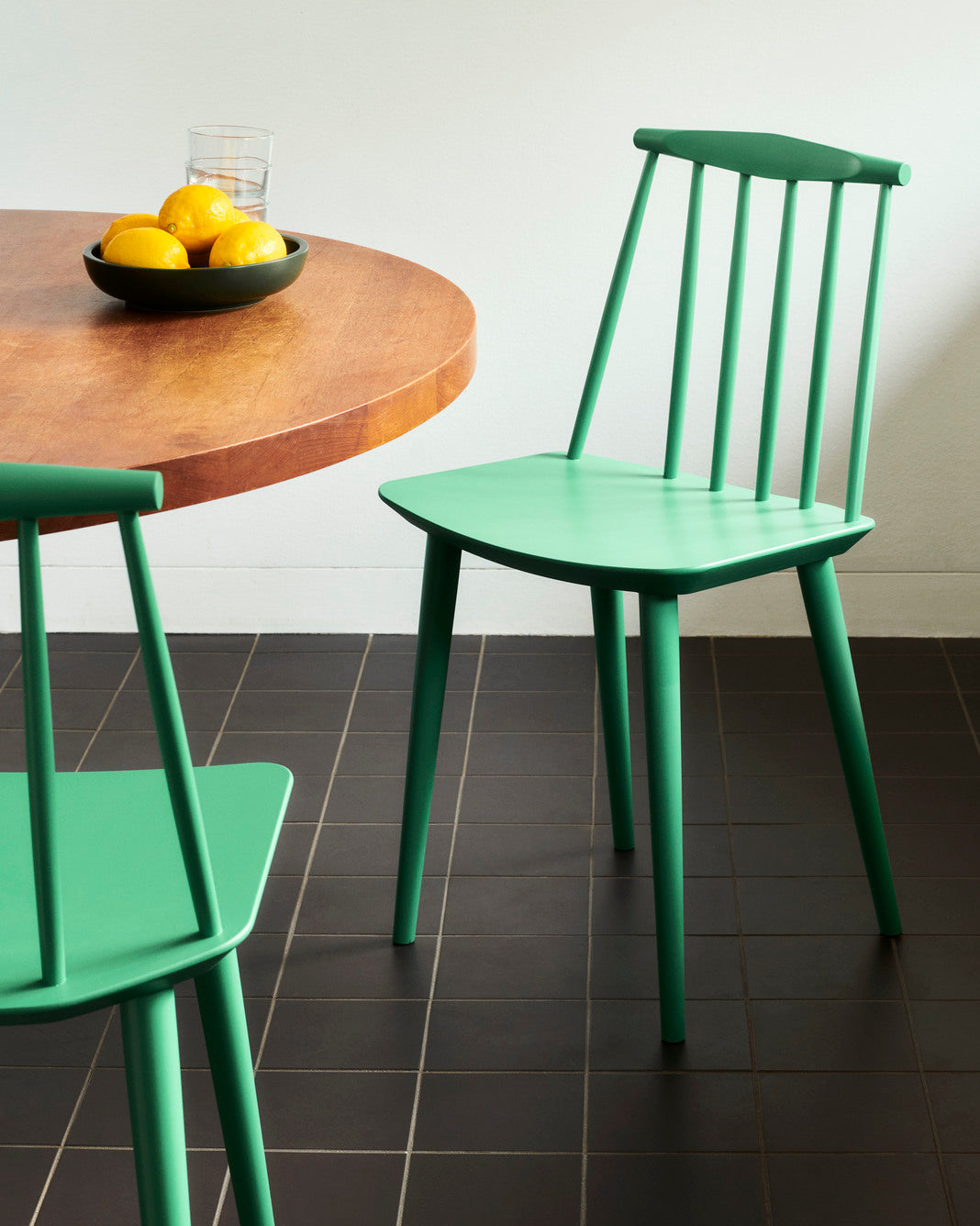 Sedia in legno J77 Hay Jade Green con tavolo in legno