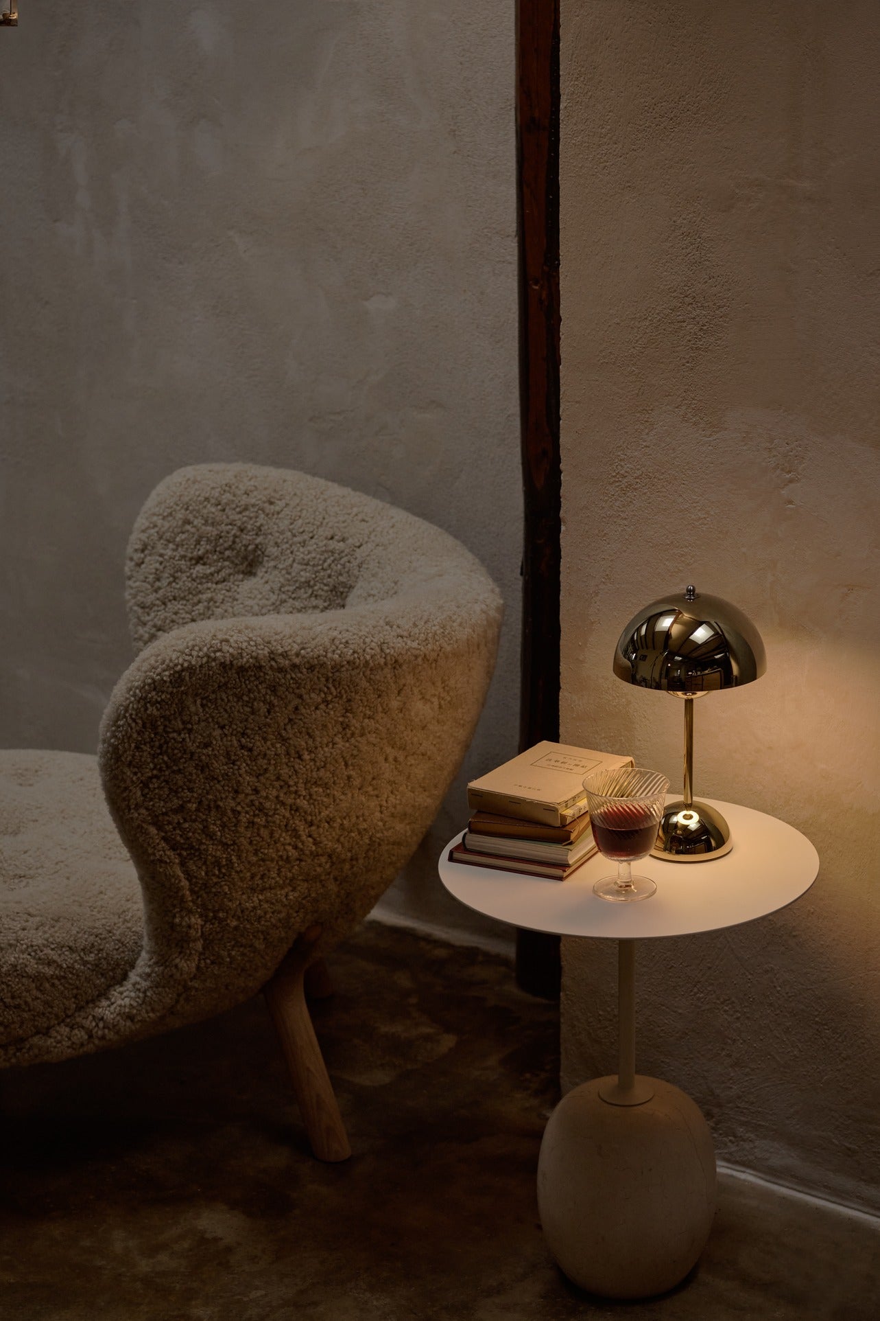 Tavolino in marmo Lato &Tradition con poltrona Little Petra