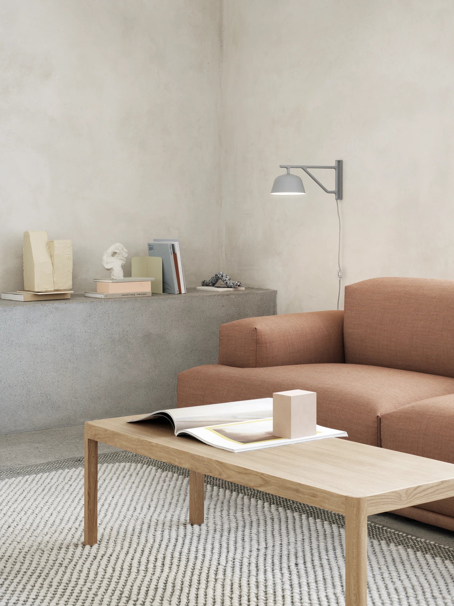 Lampada da muro Muuto Ambit Wall Lamp Grey su muro beige