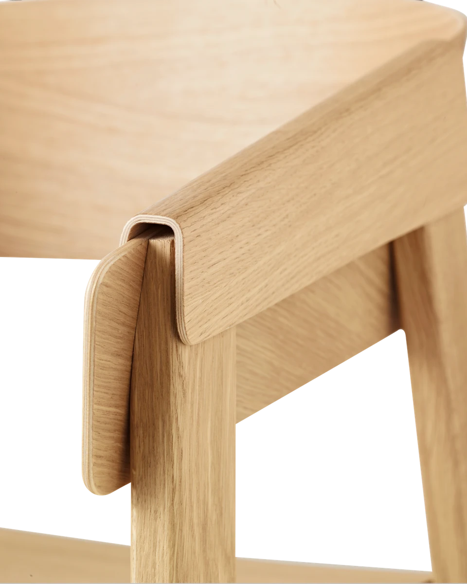 Sedia in legno Muuto Cover Armchair Oak dettagli del bracciolo