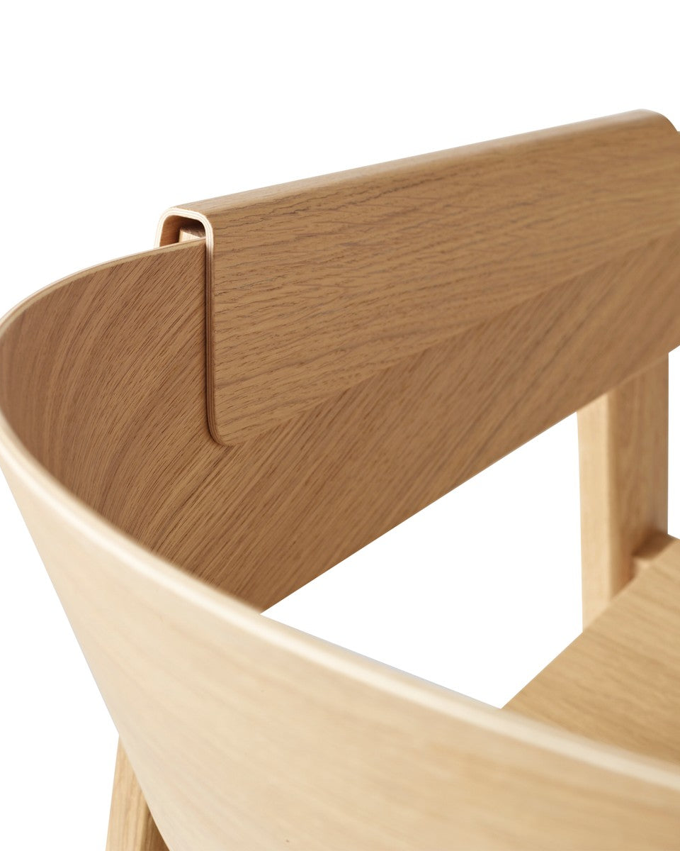 Sedia in legno Muuto Cover Armchair Oak dettagli della curvatura dello schienale
