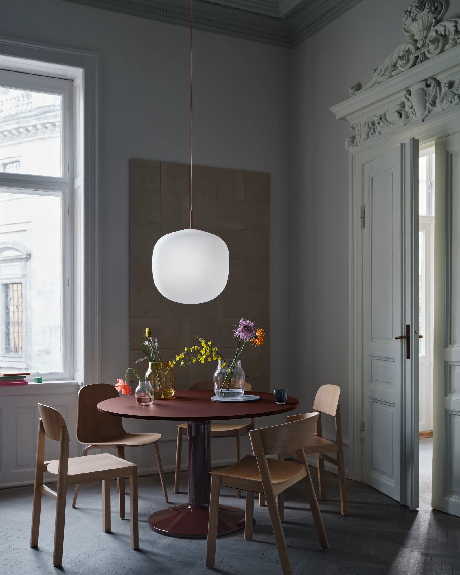 Sedia in legno Muuto Cover Side Chair con tavolo Midst