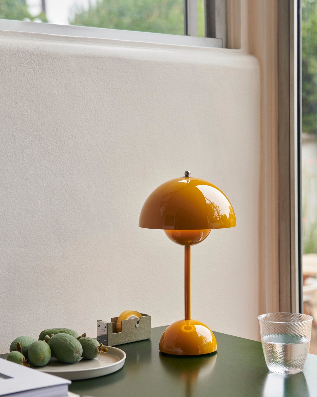 lampada portatile flowerpot su tavolo