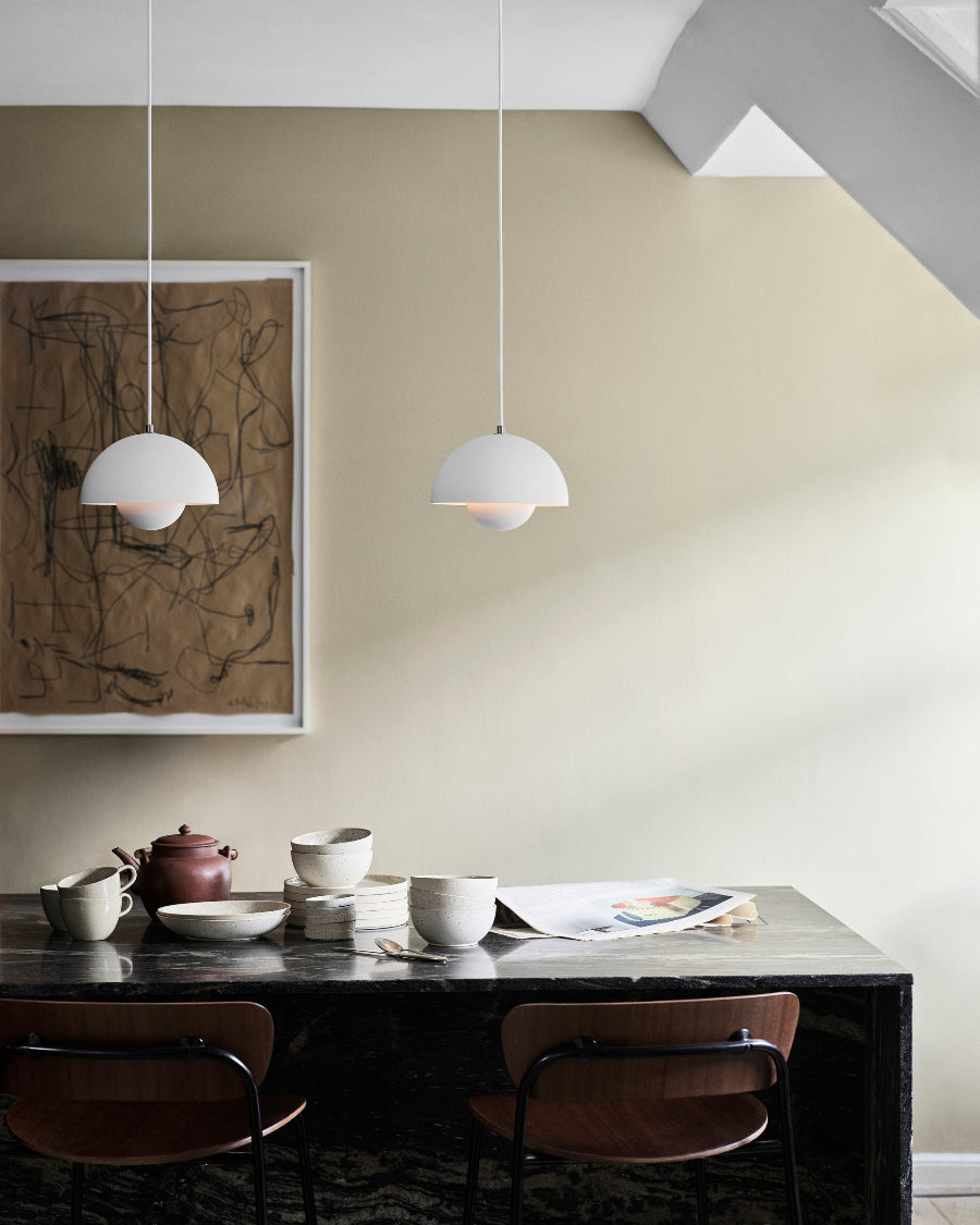Lampada a sospensione &Tradition Flowerpot VP1 Matt White on a kitchen