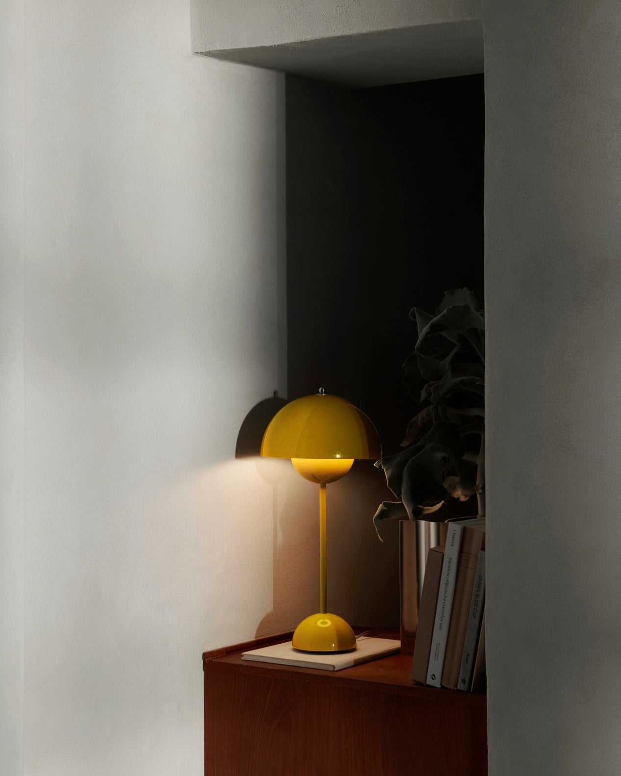 Lampada da tavolo VP3 Flowerpot Mustard su mensola