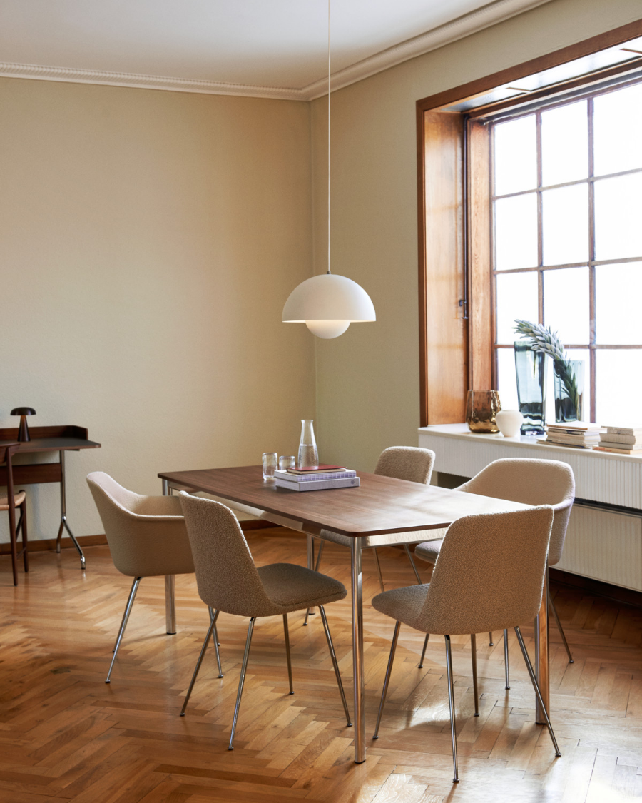 Lampada a sospensione Flowerpot VP7 &Tradition Matt White sopra al tavolo