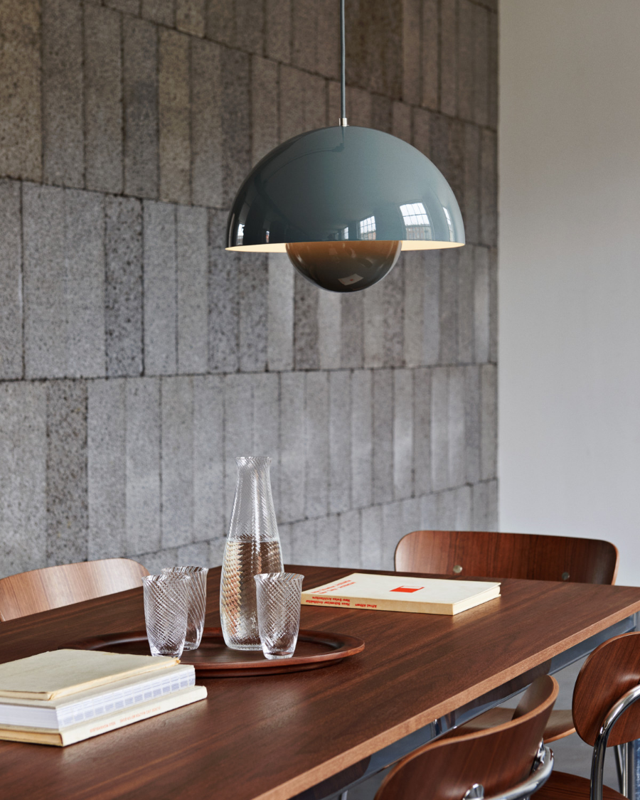 lampada a sospensione flowerpot vp7 con tavolo in noce &Tradition