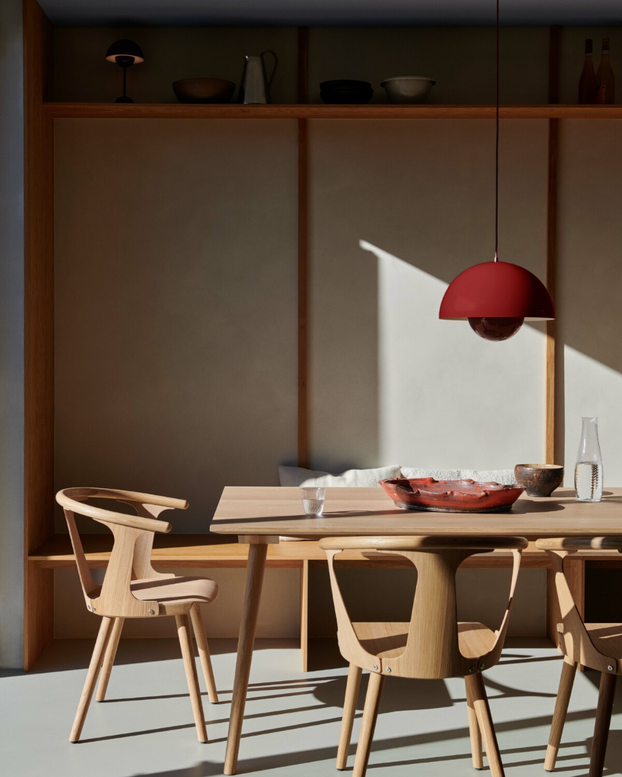Lampada a sospensione Flowerpot VP7 &Tradition Red su tavolo inbetween