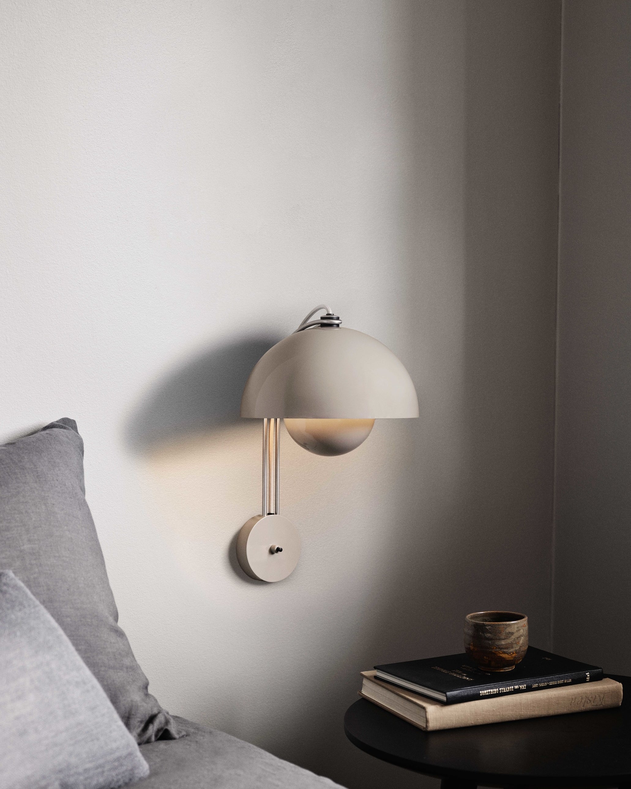 Lampada da muro &Tradition Flowerpot VP8 Grey Beige