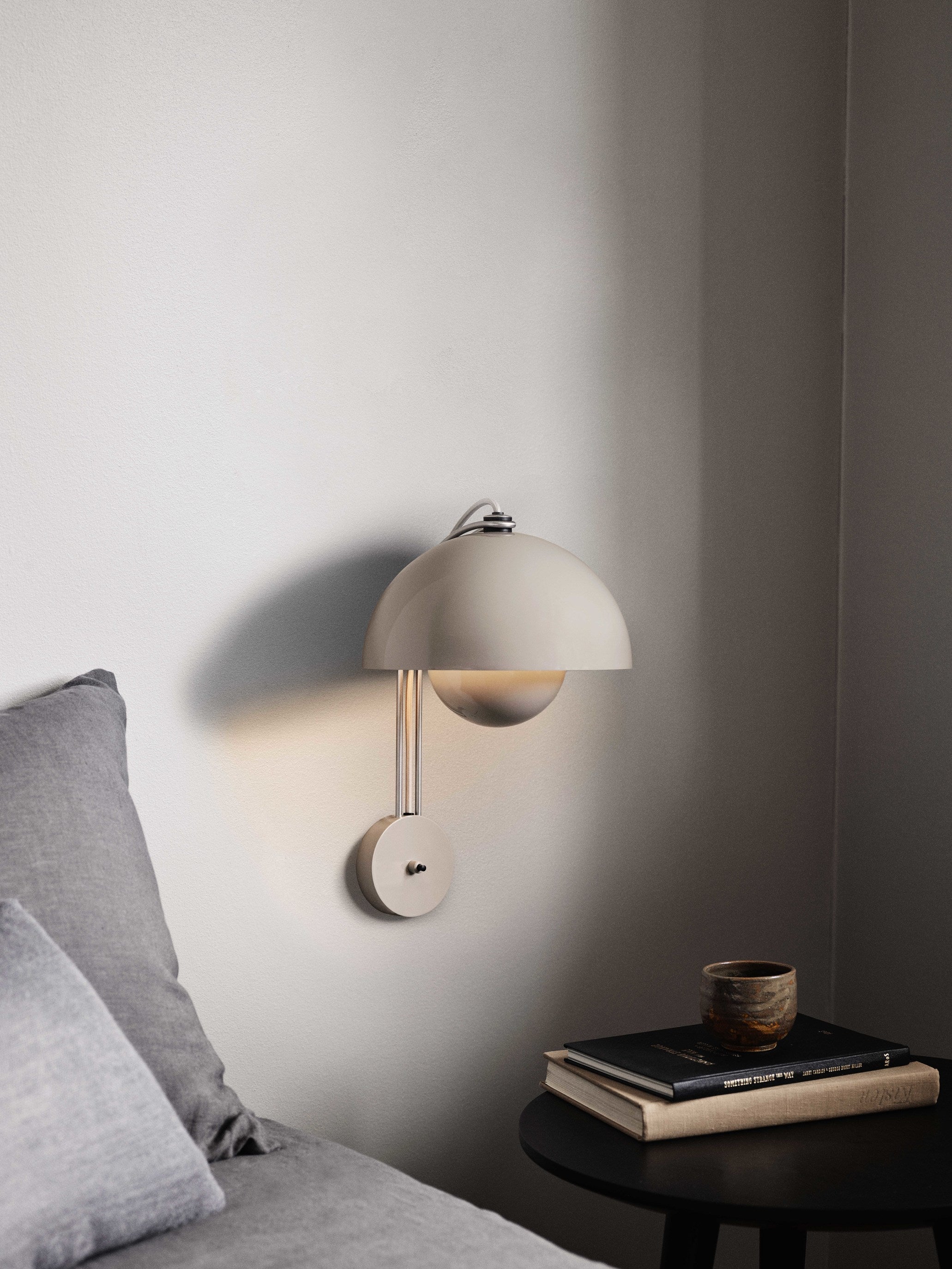 Lampada da muro &Tradition Flowerpot VP8 Grey Beige