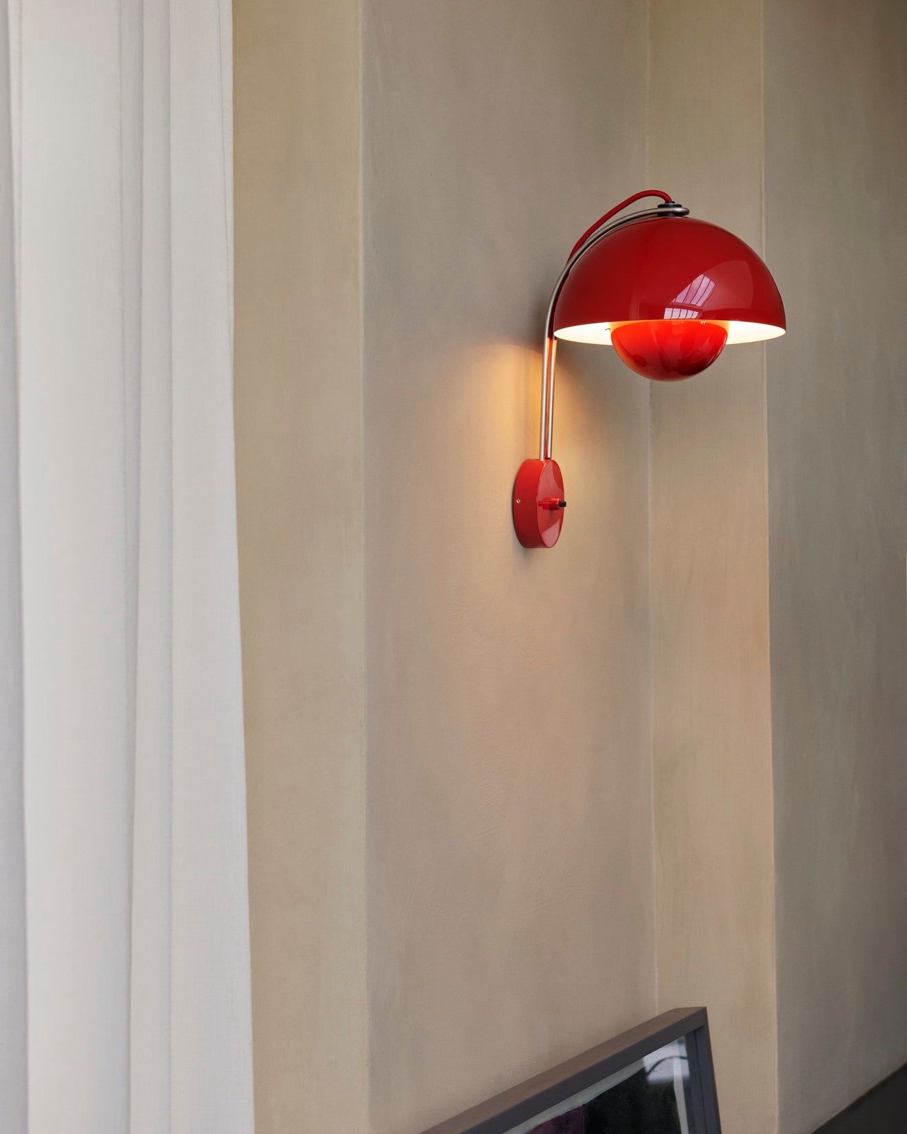 Lampada da muro &Tradition Flowerpot VP8 Vermilion Red on a wall