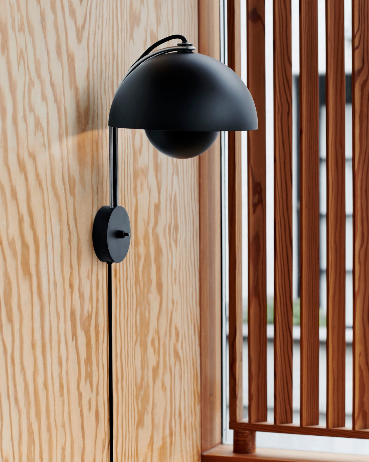 Lampada da muro &Tradition Flowerpot VP8 Matt Black
