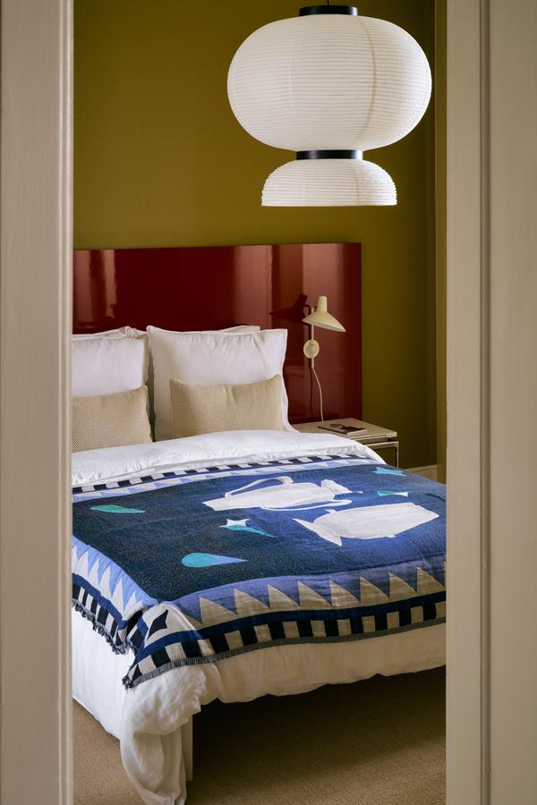 Lampada a sospensione Formakami JH5 in camera da letto