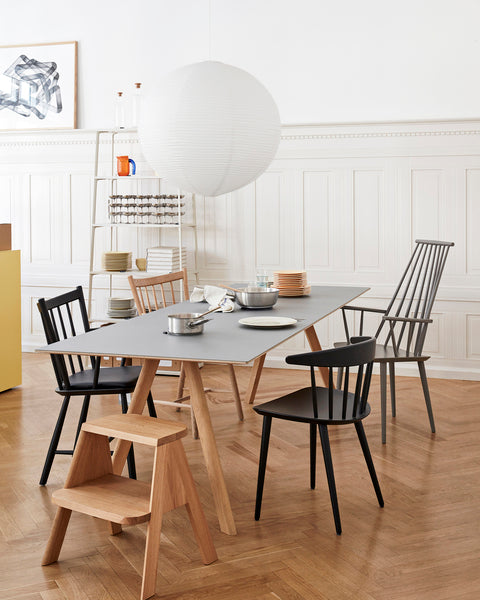 Sedia in legno J104 Hay con tavolo CPH 30 Extendable
