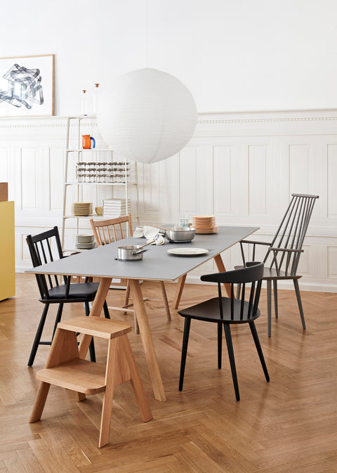 Sedia in legno J104 Hay con tavolo CPH 30 Extendable