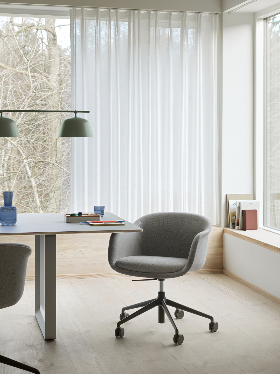 Lampada Muuto Rail Dusty Green sopra a tavolo