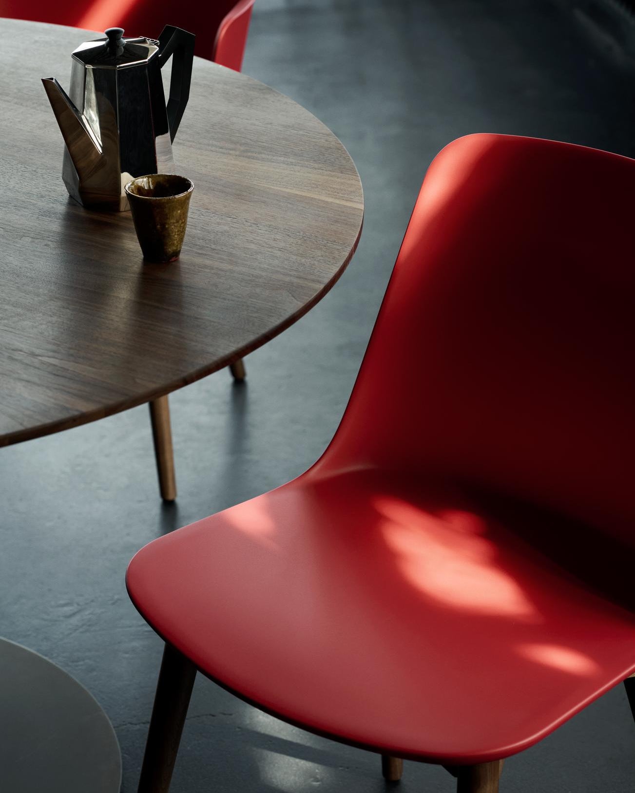 Sedia da pranzo con gambe in noce Rely &Tradition Vermilion Red