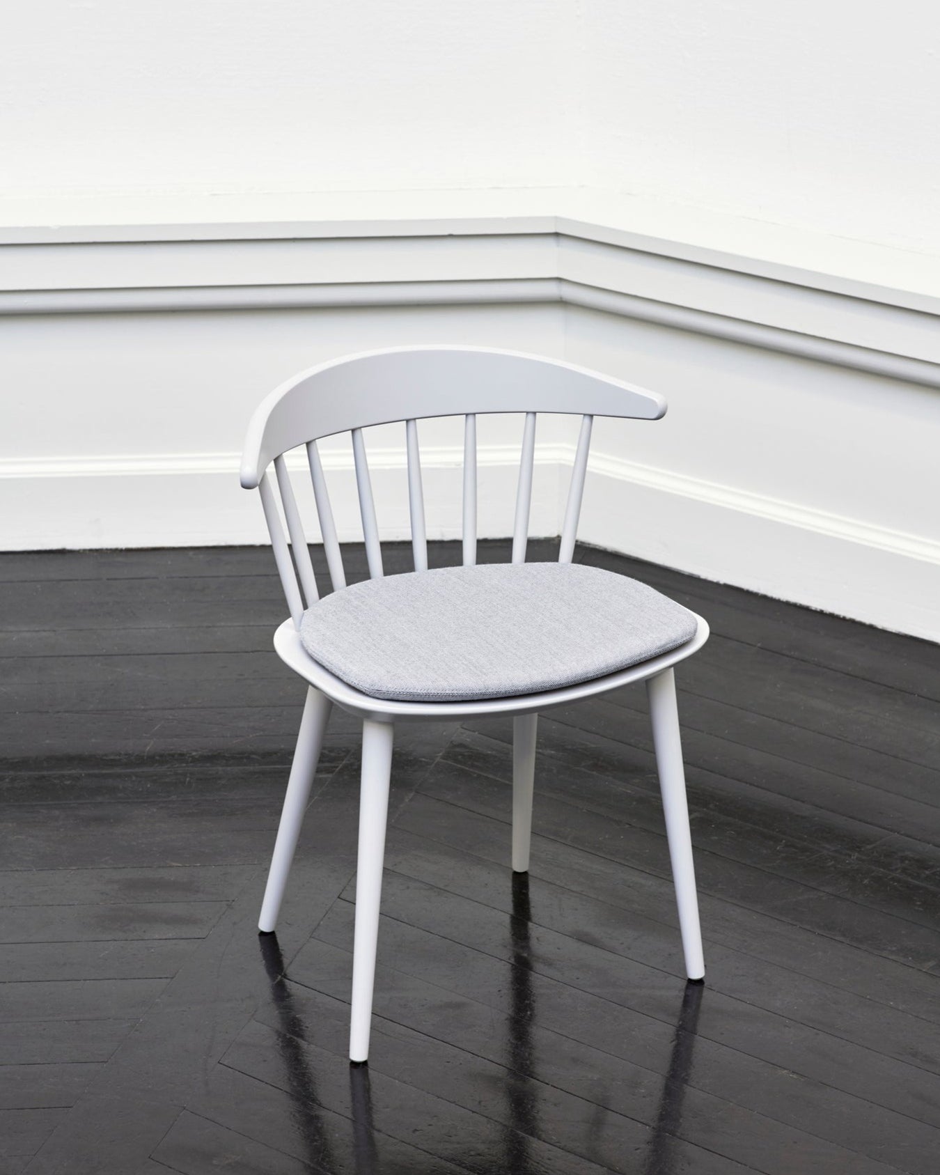 Sedia in legno J104 Hay White with black floor