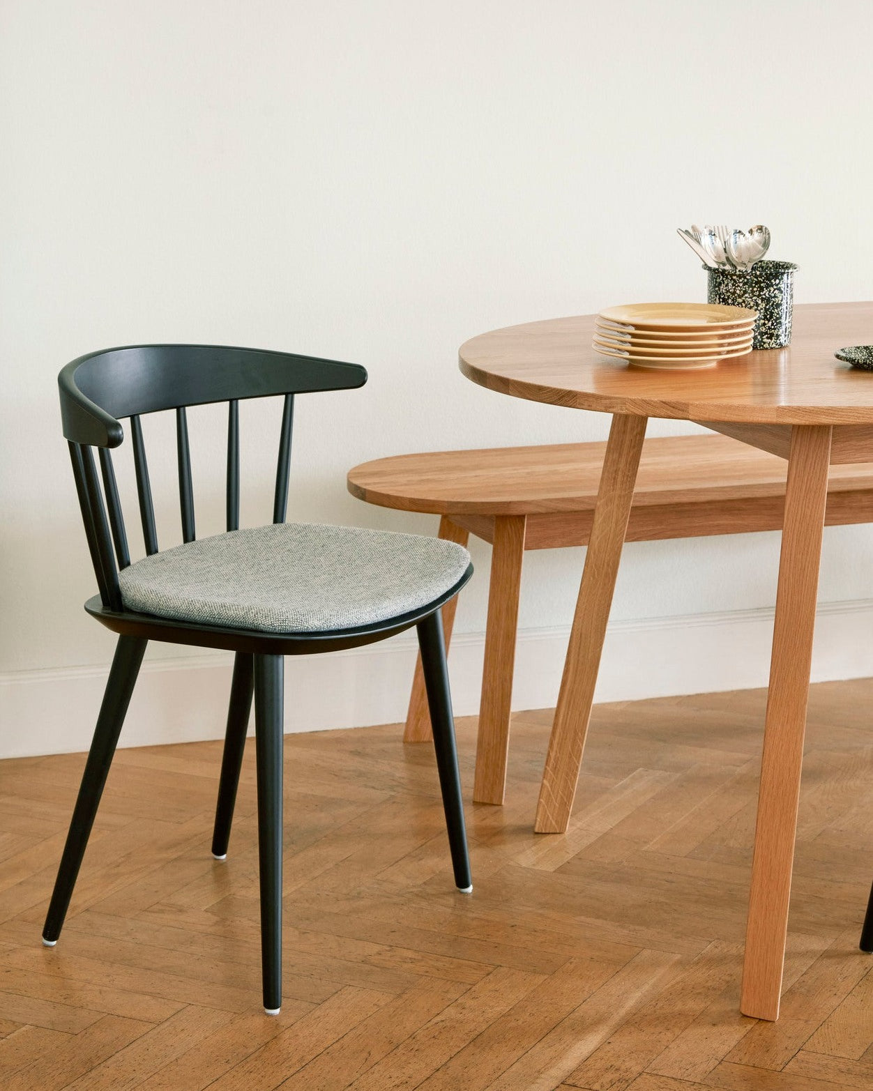 Sedia in legno J104 Hay Black con tavolo in legno di rovere
