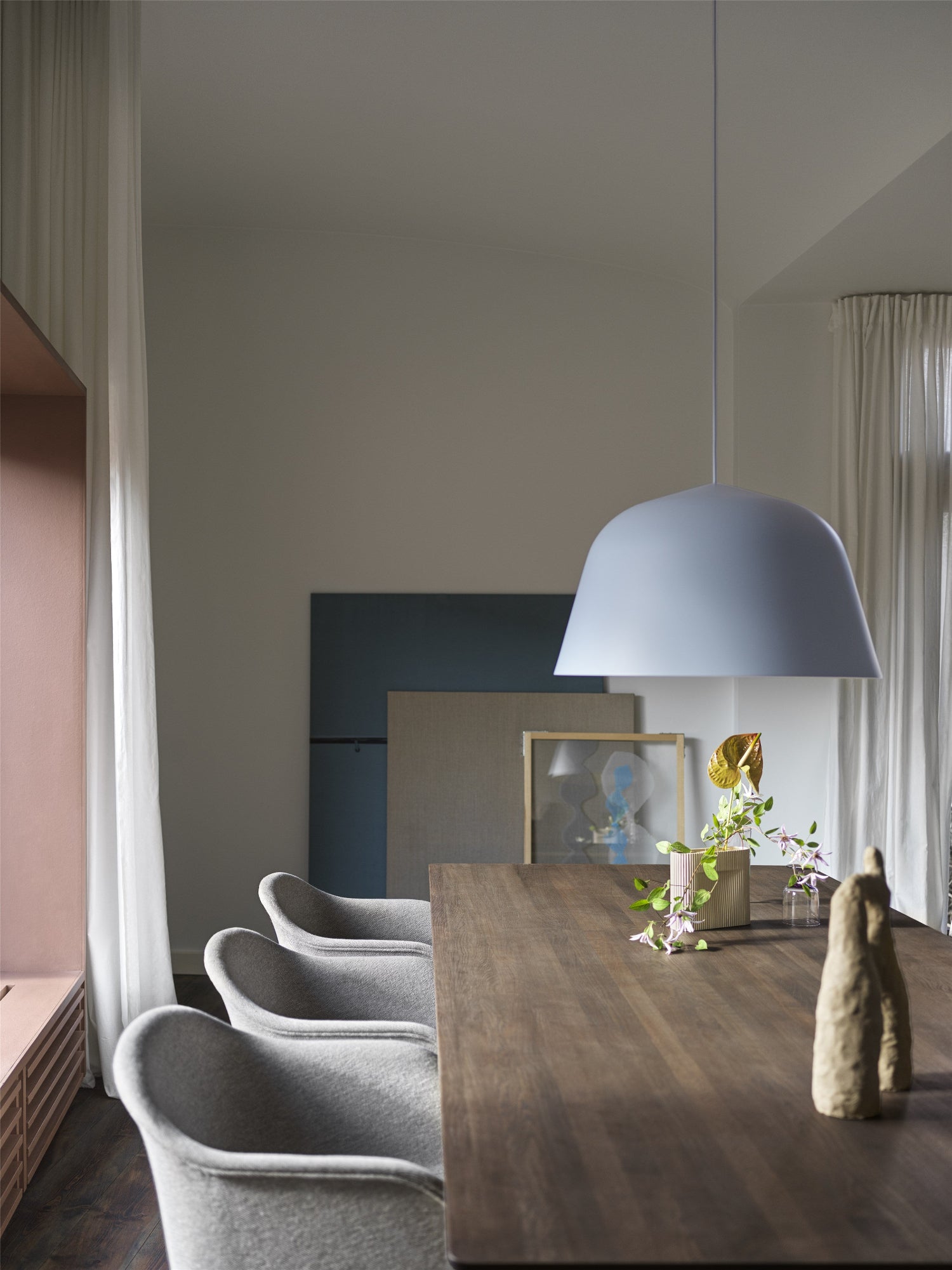 Lampada a sospensione Muuto Ambit 55 cm sopra a tavolo in noce