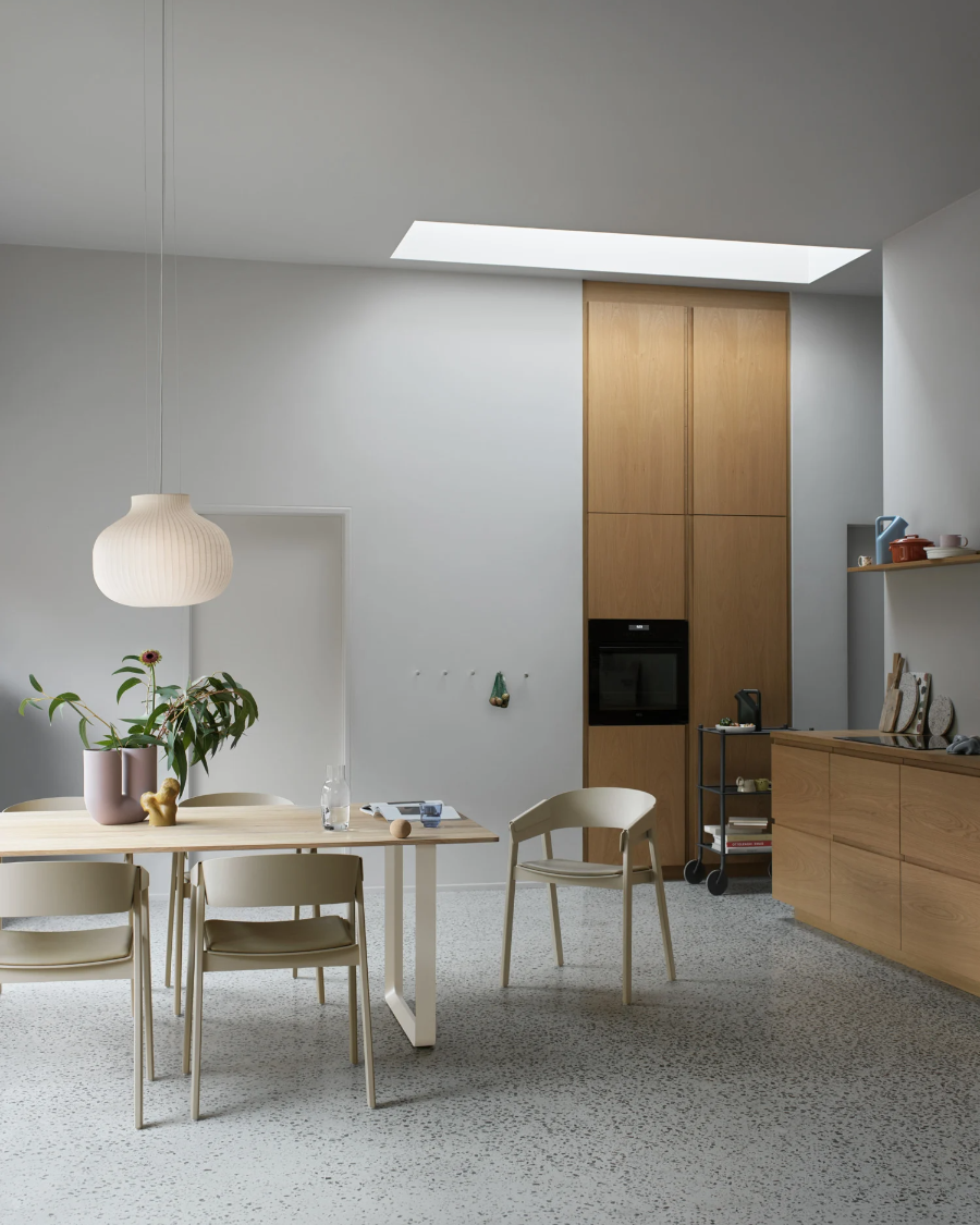 Sedia in legno Muuto Cover Armchair Beige con tavolo 70/70