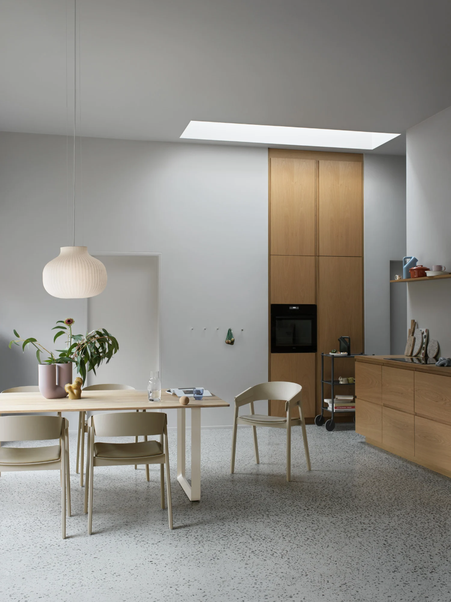 Sedia in legno Muuto Cover Armchair Beige con tavolo 70/70