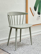 Sedia in legno J104 Hay con tappeto Tapis