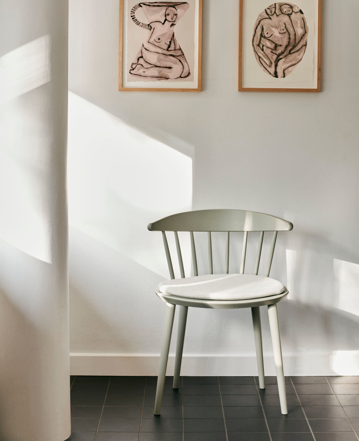 Sedia in legno J104 Hay Warm Grey in salotto