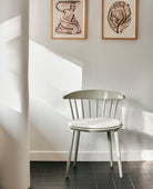 Sedia in legno J104 Hay Warm Grey in salotto