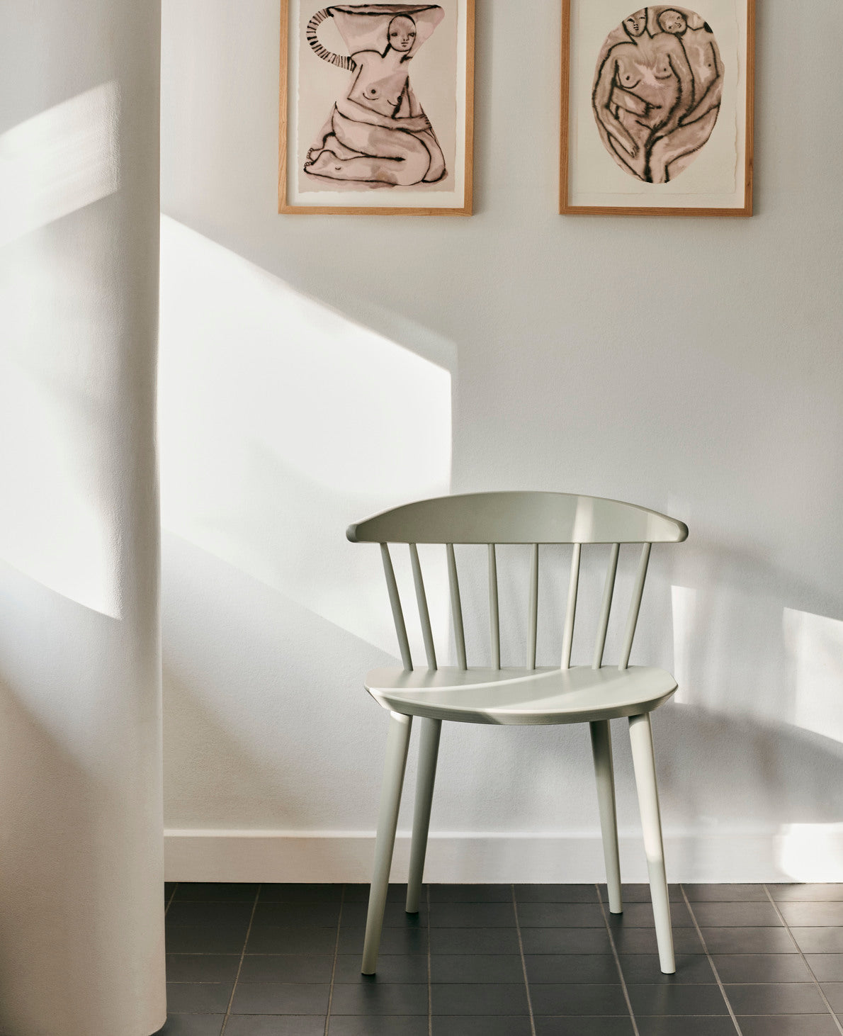 Sedia in legno J104 Warm Grey sotto ai quadri