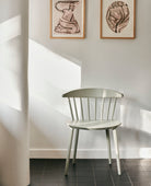 Sedia in legno J104 Warm Grey sotto ai quadri