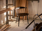 Sedia in legno J104 Hay Black in studio