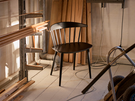 Sedia in legno J104 Hay Black in studio