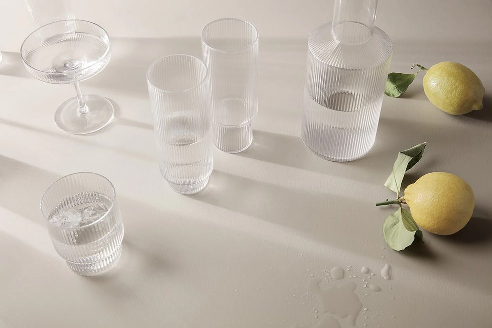 bicchieri e caraffa Ripple di Ferm Living