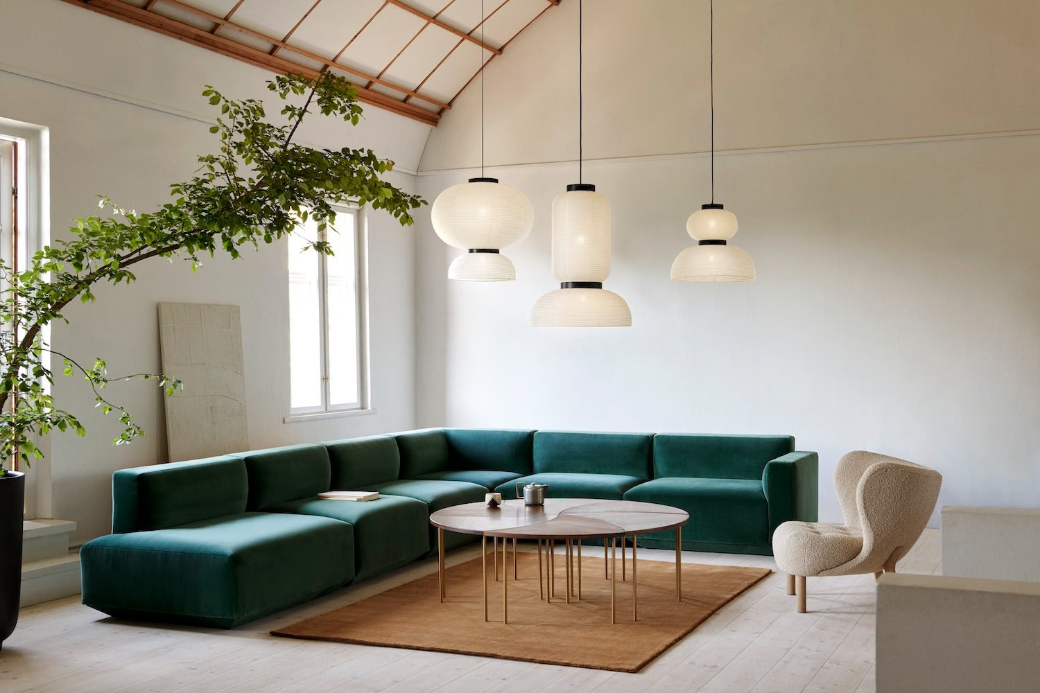lampada formakami e divano develius