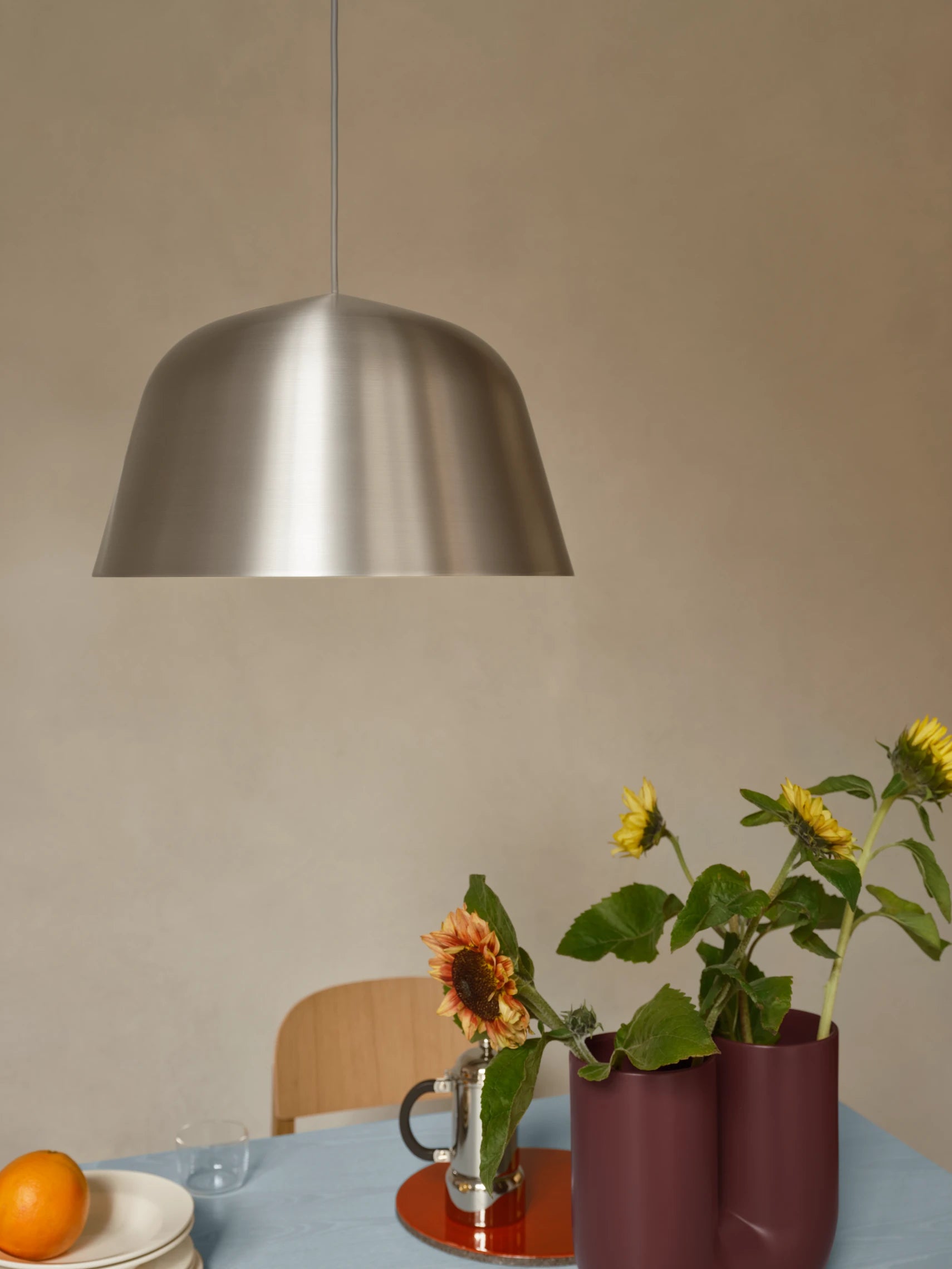 Lampada a sospensione Muuto Ambit 40 Aluminum sopra a tavolo con vaso Kink