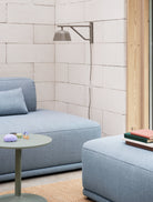 Lampada da muro Muuto Ambit Wall Lamp Taupe su muro