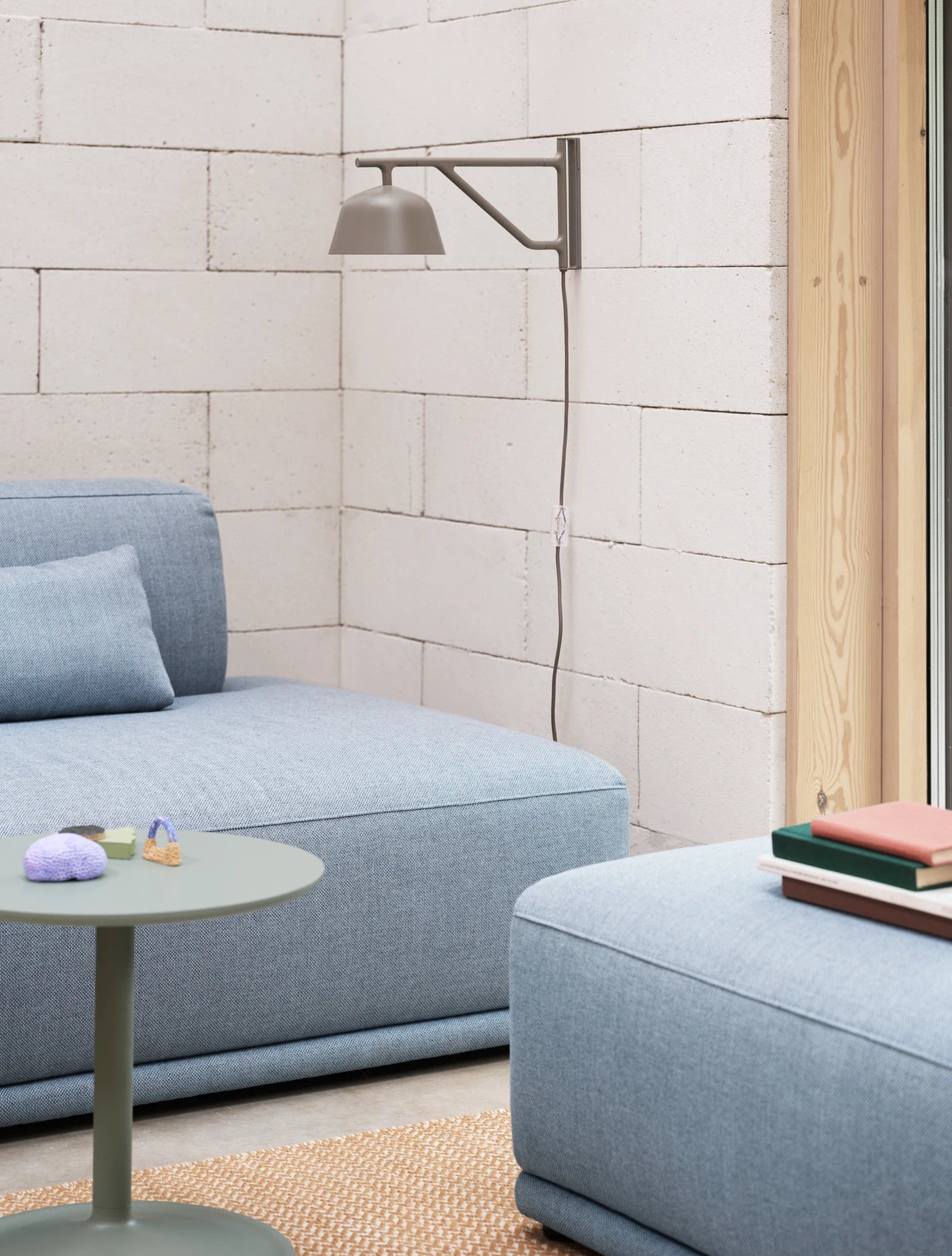 Lampada da muro Muuto Ambit Wall Lamp Taupe su muro