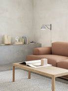 Lampada da muro Muuto Ambit Wall Lamp Grey su muro beige
