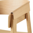 Sedia in legno Muuto Cover Armchair Oak dettagli del bracciolo