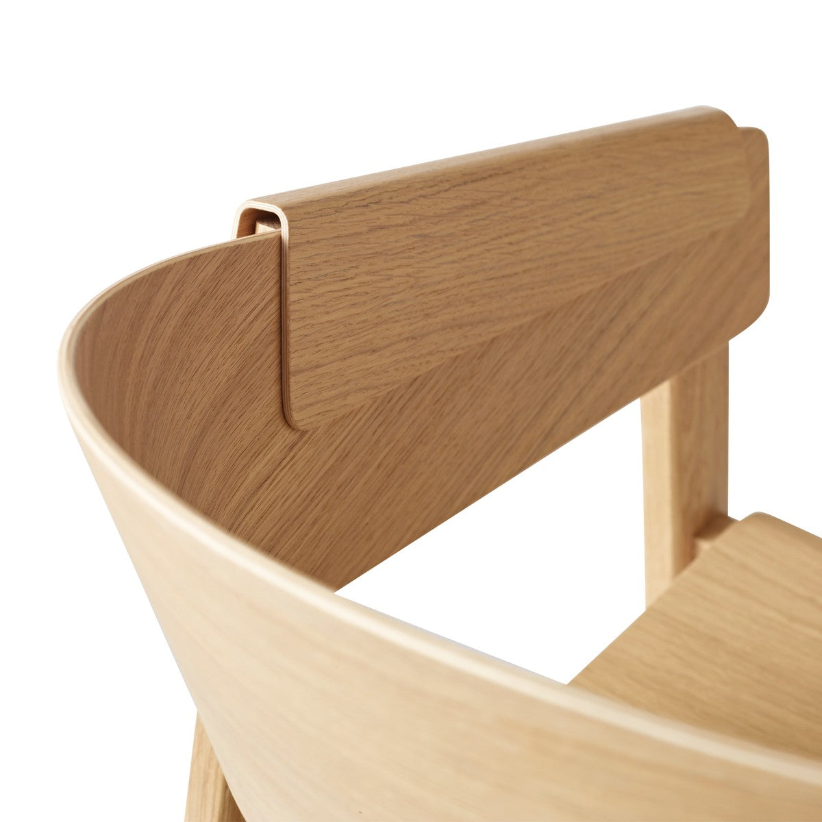 Sedia in legno Muuto Cover Armchair Oak dettagli della curvatura dello schienale