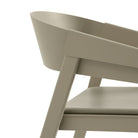 Sedia in legno Muuto Cover Armchair Beige angolazione laterale