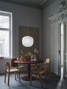 Sedia in legno Muuto Cover Side Chair con tavolo Midst