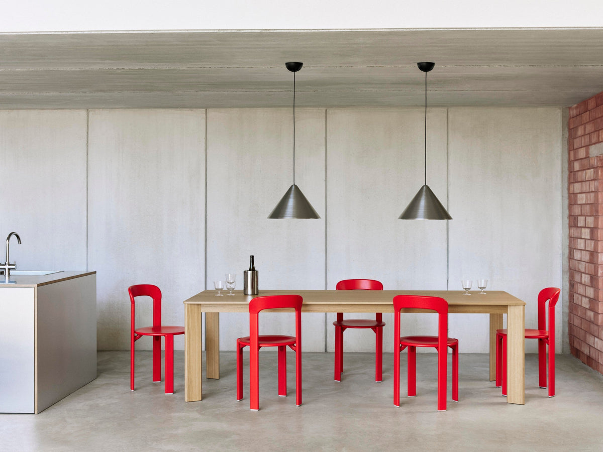 Sedie Rey Chair di Hay con tavolo in rovere