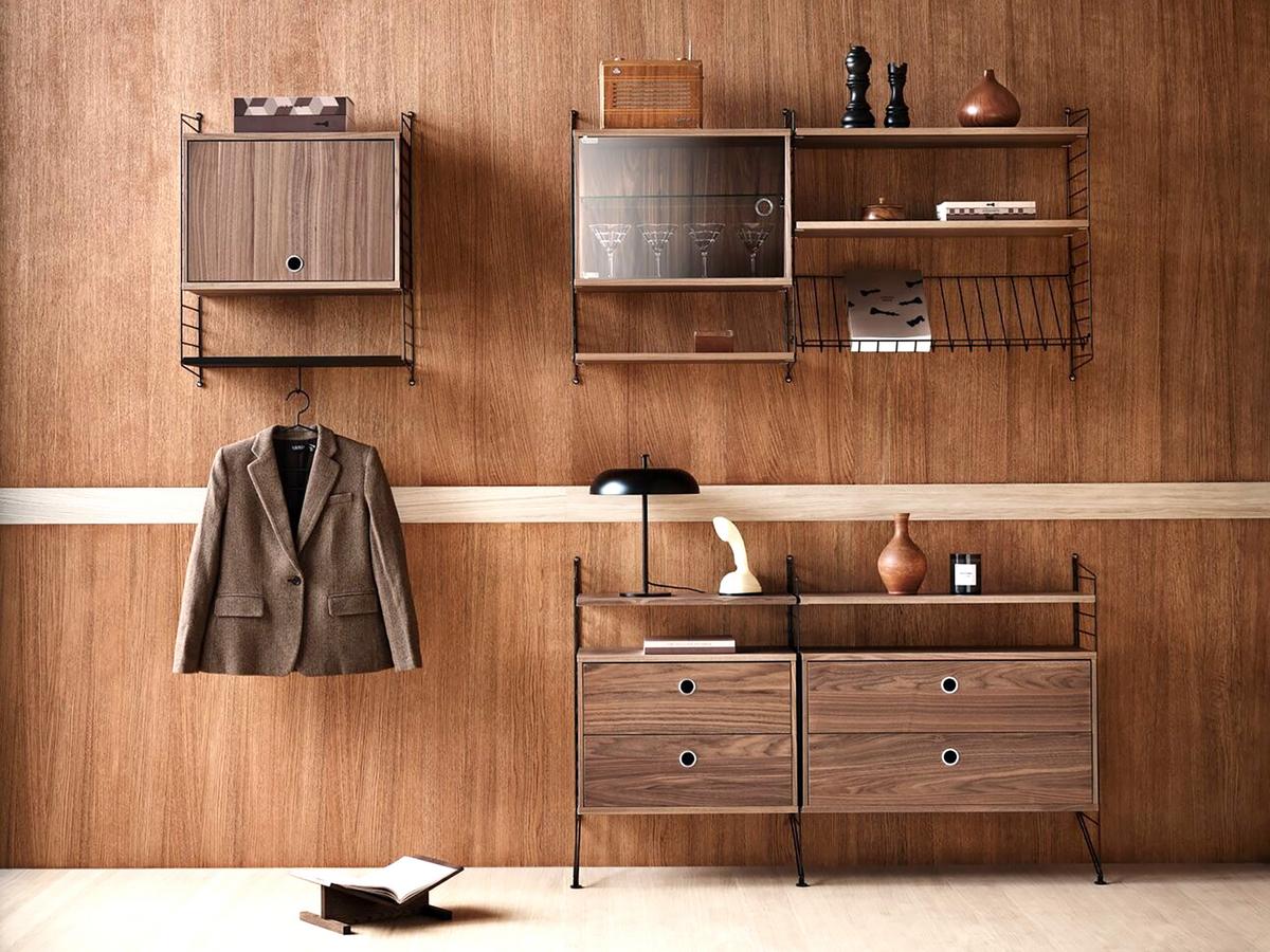 Composizione a parete di mobili String Furniture in noce