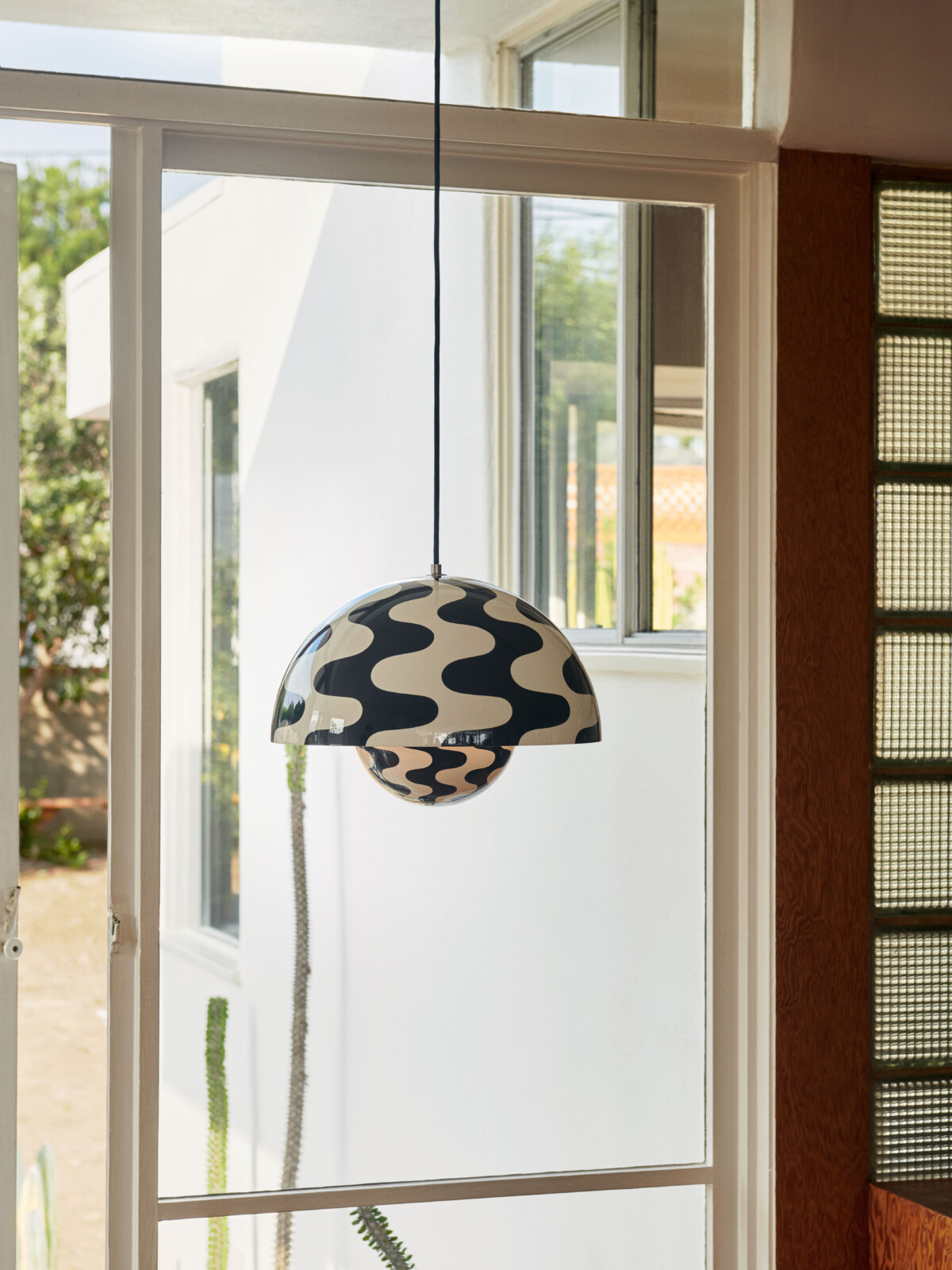 Lampada a sospensione Flowerpot VP7 &Tradition White Black