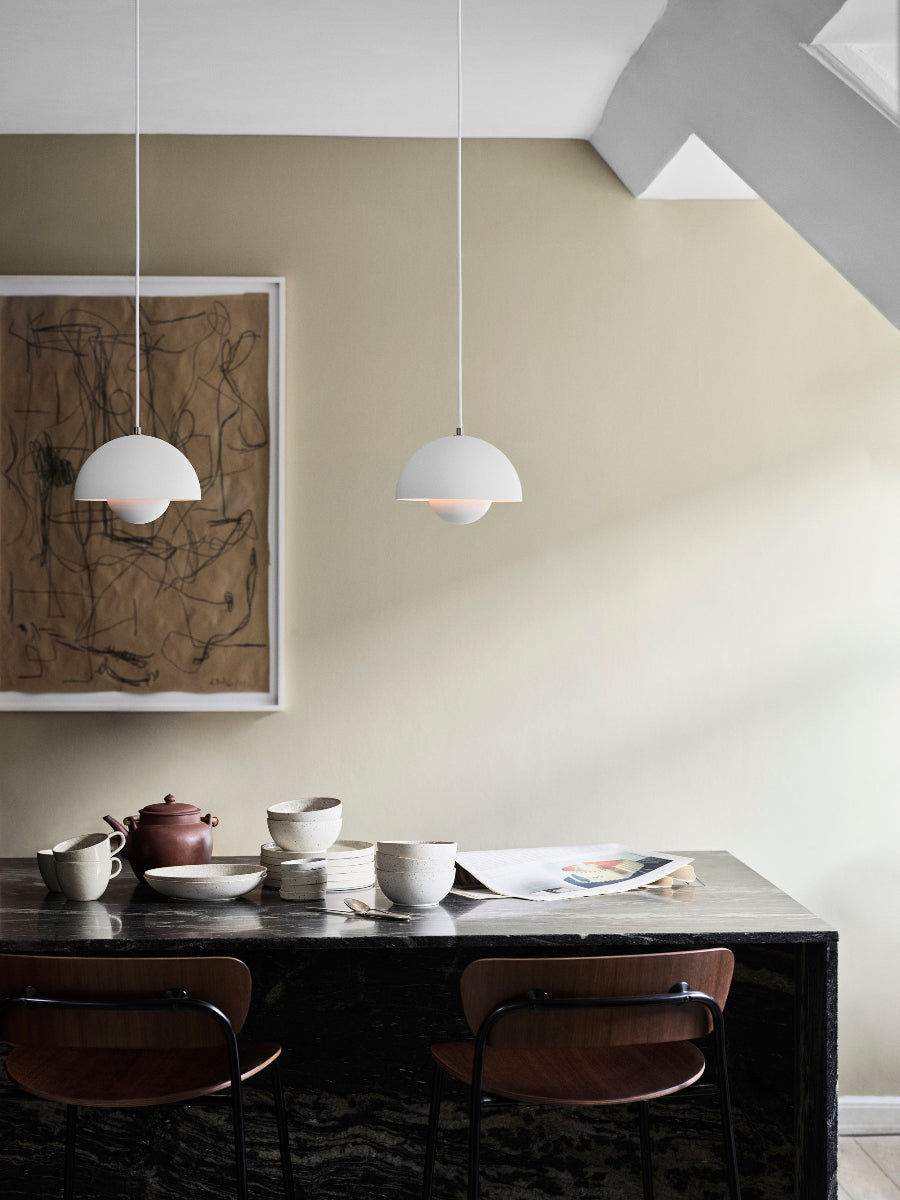 Lampada a sospensione &Tradition Flowerpot VP1 Matt White on a kitchen